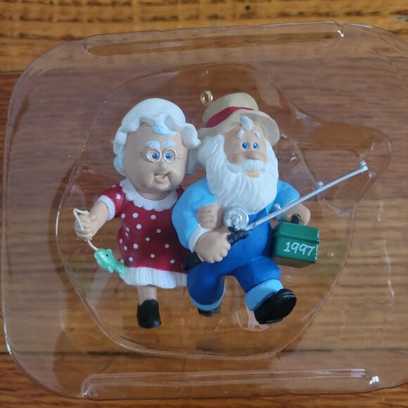 1997 Hallmark Christmas Ornament The Clauses on Vacation - Picture 2 of 3